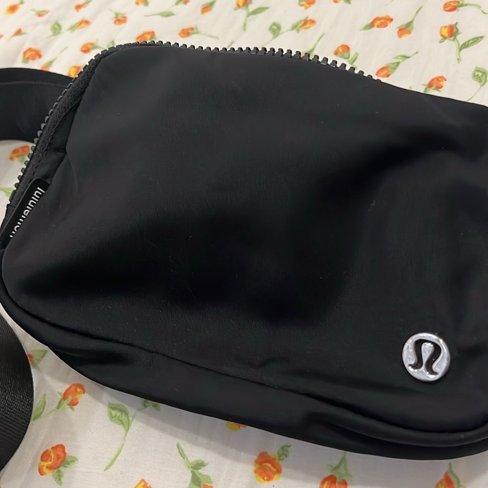 lululemon pouch. - Picture 3 of 7